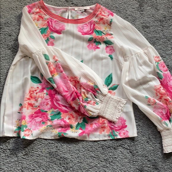 Flower 🌺 🌸 🌺 Top - Picture 2 of 3